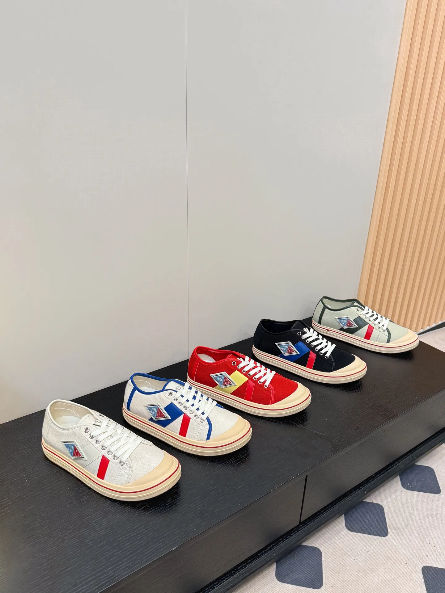 👟👟Ex-factory price 460👟👟 (Men's size +1️⃣0️⃣) BVOrbit's latest 2025 catwalk model, developed 1:1 from the original board, classic color matching elements! This is the biggest highlight of this shoe, eye-catching but not exaggerated design, super cool for daily use, super versatile whether paired with pants, sweaters or skirts, looks good no matter how you wear it, the more you look at it, the more you like it ❗️ Outsole: Original outsole color: 5 colors code number: female 35-40 male 39-44
